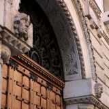 Il portale d�ingresso presenta un decoratissimo arco a tutto sesto  poggiato su due colonnine con teste di guerrieri